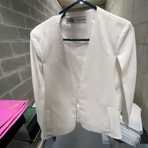 never worn. zara white blazer